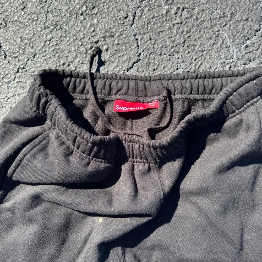 Supreme Black satin appliqué Logo Sweatpants large - Picture 4 of 7